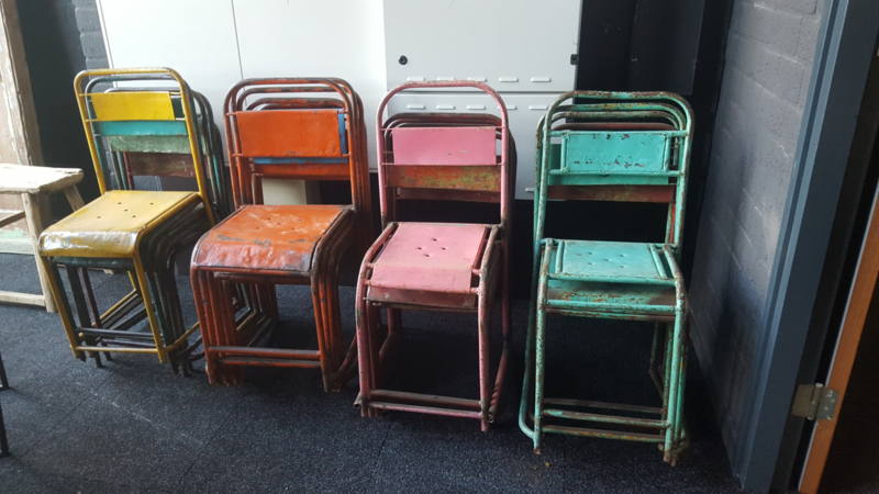 Onbemand Slaapkamer Schiereiland Kleurrijke metalen stoelen NIET OP VOORRAAD | Indistrieel